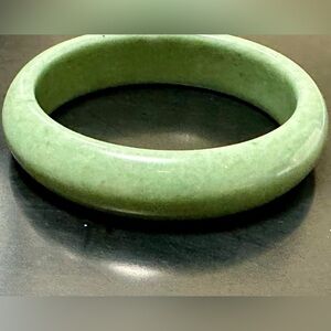 Beautiful 60 mm Nephrite Jade Bangle 9mm Width